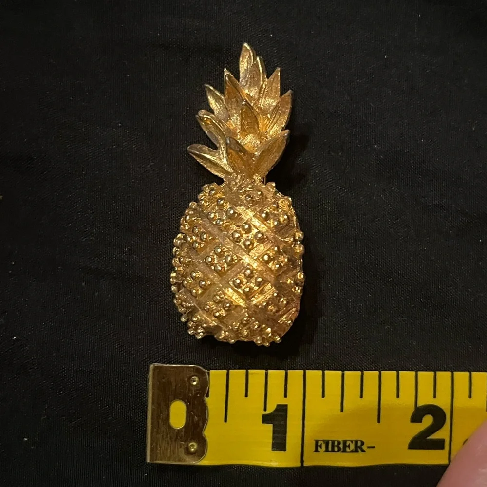 Vintage Gold Tone Textured Pineapple Brooch